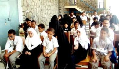 جانب من طلاب معهد النور للمكفوفين مع أولياء الأمور اثناء الاحتفال بتخرج الدفعة الثانية جانب من طلاب معهد النور للمكفوفين مع أولياء الأمور اثناء الاحتفال بتخرج الدفعة الثانية
