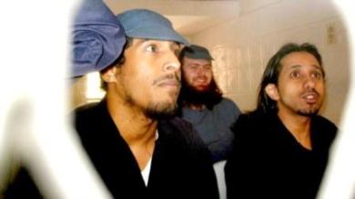 جانب من المتهمين في المحكمة أمس جانب من المتهمين في المحكمة أمس