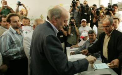 جنبلاط عند الادلاء بصوته 