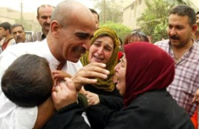 حسين حنون لدى وصوله الى منزلة واستقباله بفرحة كبيرة