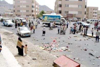 المتظاهرون محتشدون في الجولة المقابلة لوحدة الرياض السكنية المتظاهرون محتشدون في الجولة المقابلة لوحدة الرياض السكنية