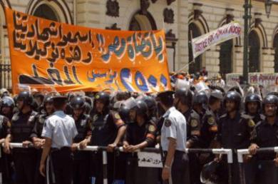 مئات من انصار أيمن نور منعو من دخول قاعة المحكمة