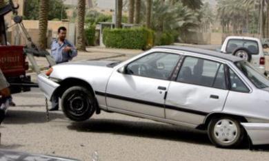 سيارة السفير الباكستاني محمد يونس خان تسحب بعيداً 