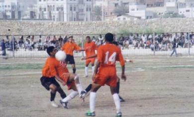 كرة مشتركة بين اكثر من لاعب من الفريقين كرة مشتركة بين اكثر من لاعب من الفريقين