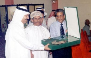 محافظ عدن يسلم القنصل السعودي هدية تذكارية ويظهر في الوسط القنصل العماني محافظ عدن يسلم القنصل السعودي هدية تذكارية ويظهر في الوسط القنصل العماني