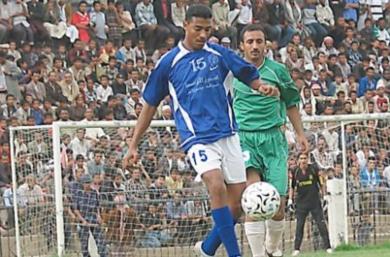 ياسر باصهي لاعب الهلال يحاول الانطلاق بالكرة ياسر باصهي لاعب الهلال يحاول الانطلاق بالكرة