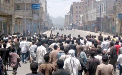 جموع من المتظاهرين اثناء تصدي رجال الأمن لهم لتفريقهم في مدينة إب أمس الأول جموع من المتظاهرين اثناء تصدي رجال الأمن لهم لتفريقهم في مدينة إب أمس الأول