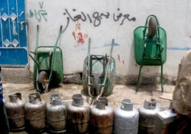 أسطوانات غاز لباعة متجولين ينتظر أصحابها دورهم في أحد محلات البيع أمس أسطوانات غاز لباعة متجولين ينتظر أصحابها دورهم في أحد محلات البيع أمس