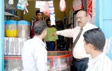 مدير مديرية صيرة أثناء حملته التفتيشية على المحلات والمتاجر لضبط المتلاعبين بالأسعار مدير مديرية صيرة أثناء حملته التفتيشية على المحلات والمتاجر لضبط المتلاعبين بالأسعار