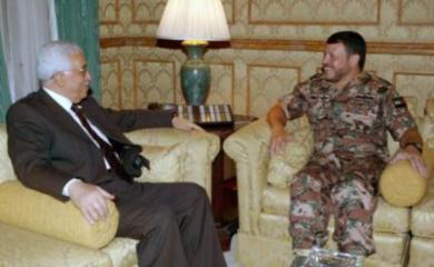 العاهل الاردني الملك عبد الله اثناء لقاءه محمود عباس رئيس السلطة الفلسطينية