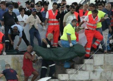فرق نجدة إلى سواحل باليرمو بجزيرة صقلية الايطالية ينتشلون جثث الضحايا