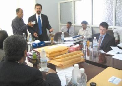 نائب السفير الأميركي يتحدث في اجتماع توقيع اتفاقية بمؤسسة المياه والصرف الصحي بتعز أمس نائب السفير الأميركي يتحدث في اجتماع توقيع اتفاقية بمؤسسة المياه والصرف الصحي بتعز أمس