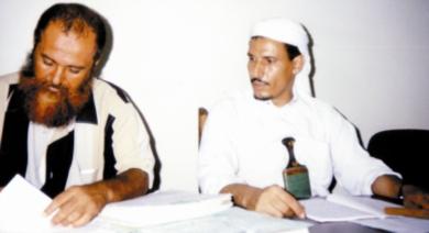 من اليمين: فضيلة القاضي محمد بن محمد القاضي وإلى جواره أمين السر صالح أحمد صالح من اليمين: فضيلة القاضي محمد بن محمد القاضي وإلى جواره أمين السر صالح أحمد صالح