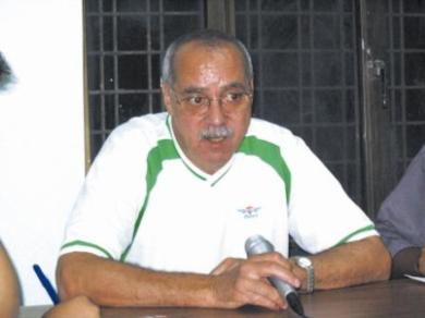 مدرب المنتخب فوزي بلبكري أثناء المؤتمر الصحفي أمس