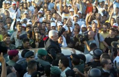 رئيس السلطة الفلسطينية محمود عباس امام آلاف الفلسطينيين 