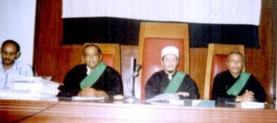 فضيلة القاضي عصام السماوي يترأس الجلسة أمس فضيلة القاضي عصام السماوي يترأس الجلسة أمس