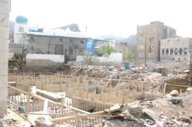 صورة من مقبرة الشيخ جوهر العدني وتبدو الاستحداثات داخل حرمها