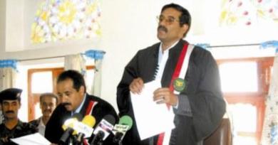 رئيس النيابة يقرأ اسباب الاتهام في القرار التكميلي رئيس النيابة يقرأ اسباب الاتهام في القرار التكميلي
