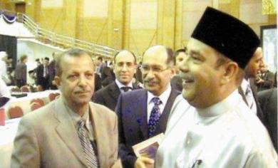 حامد البار وزير خارجية ماليزيا والسفير د.المنيباري مع الزميل علي سالم اليزيدي حامد البار وزير خارجية ماليزيا والسفير د.المنيباري مع الزميل علي سالم اليزيدي