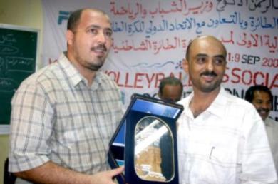 رئيس طائرة عدن يسلم هدية للمحاضر الجزائري محمد بن حميدة رئيس طائرة عدن يسلم هدية للمحاضر الجزائري محمد بن حميدة