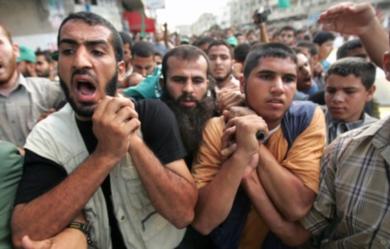 فلسطينيون يشيعون اثنين من نشطاء حماس بعد مقتلهم بضربة اسرائيلية