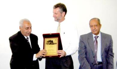 الشيخ بامشموس يسلم السفير الأميركي هدية تذكارية الشيخ بامشموس يسلم السفير الأميركي هدية تذكارية