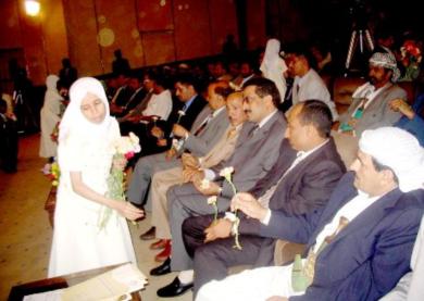طفلة مصابة بالسرطان توزع الورود على الحاضرين طفلة مصابة بالسرطان توزع الورود على الحاضرين
