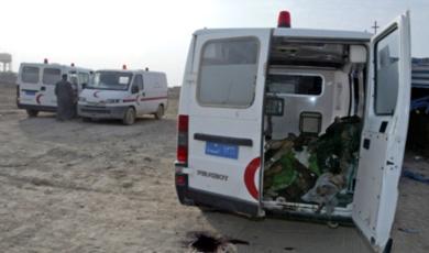 سيارة اسعاف تحمل جثث قتلى الانفجار