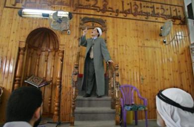 صبي فلسطيني يلقي خطبة الجمعة