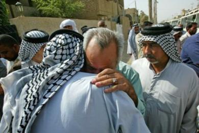 عراقيون يبكون على المستشار في وزراة الصناعة العراقية الذي قتل في الهجمات