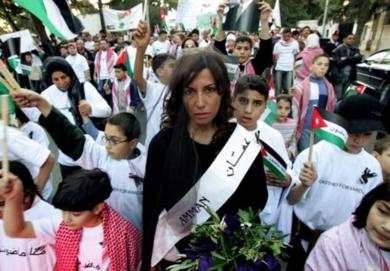 عروس في ثوب اسود حزناً على ضحايا الانفجار
