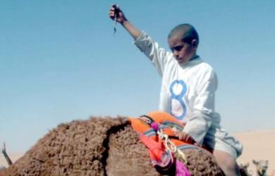 الفائز بالسيارة وبيده المفتاح الفائز بالسيارة وبيده المفتاح