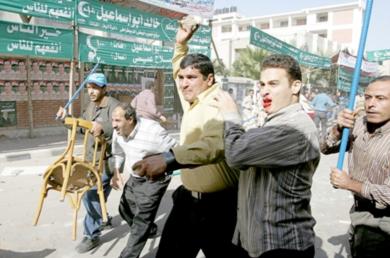 مؤيدو الأخوان المسلمين يرشقون مؤيدي الحزب الوطني الحاكم بالحجارة في دائرة الرمل بالاسكندرية أمس مؤيدو الأخوان المسلمين يرشقون مؤيدي الحزب الوطني الحاكم بالحجارة في دائرة الرمل بالاسكندرية أمس