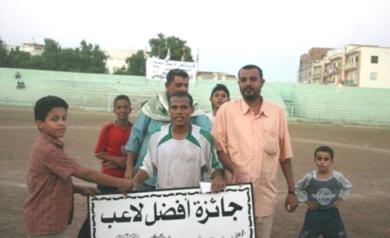 بسام حميد لاعب الرشيد يتسلم جائزة أفضل لاعب