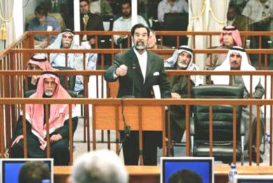 الرئيس العراقي المخلوع صدام حسين ومعاونية في المحكمة يوم امس