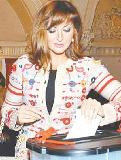 صورة من الارشيف لسيدة اذربيجان الاولى مهريبان علييف وهي تدلى بصوتها... صورة من الارشيف لسيدة اذربيجان الاولى مهريبان علييف وهي تدلى بصوتها...
