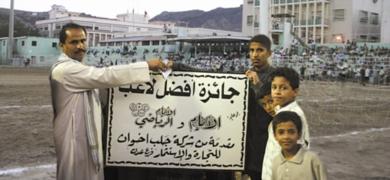 حليم الجبلي حارس حسان يتسلم جائزة أفضل لاعب من مدير شركة جلب اخوان للتجارة والاستثمار عدن حليم الجبلي حارس حسان يتسلم جائزة أفضل لاعب من مدير شركة جلب اخوان للتجارة والاستثمار عدن