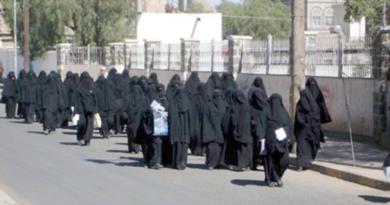 حضور نسائي في الاعتصام والمسيرة السلمية حضور نسائي في الاعتصام والمسيرة السلمية