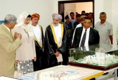 معالي الوزيرة العمانية تستمع إلى شرح عن مكونات كلية الهندسة بجامعة حضرموت معالي الوزيرة العمانية تستمع إلى شرح عن مكونات كلية الهندسة بجامعة حضرموت