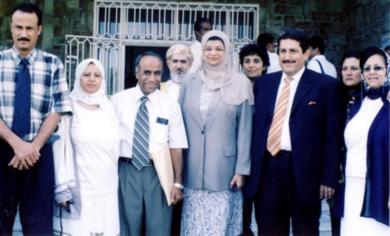 معالي الوزيرة ورئيس الجامعة أمام مبنى طب الأسنان بكلية الطب جامعة عدن معالي الوزيرة ورئيس الجامعة أمام مبنى طب الأسنان بكلية الطب جامعة عدن