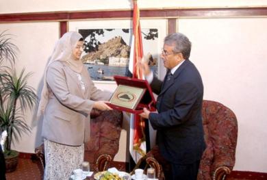 محافظ عدن يتبادل الهدايا التذكارية مع معالي الوزيرة محافظ عدن يتبادل الهدايا التذكارية مع معالي الوزيرة