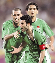 منتخب العراق ينال الميدالية الذهبية لكرة القدم في بطولة غرب آسيا بعد فوزه على سوريا بركلات الترجيح 4/3 بعد أن تعادلا في الوقت الأصلي والاضافي 2/2 منتخب العراق ينال الميدالية الذهبية لكرة القدم في بطولة غرب آسيا بعد فوزه على سوريا بركلات الترجيح 4/3 بعد أن تعادلا في الوقت الأصلي والاضافي 2/2