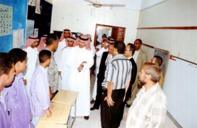 نائب رئيس الوزراء والمحافظ والشيخ بقشان مع سمو الامير في زيارة لمركز ذوي الاحتياجات الخاصة نائب رئيس الوزراء والمحافظ والشيخ بقشان مع سمو الامير في زيارة لمركز ذوي الاحتياجات الخاصة