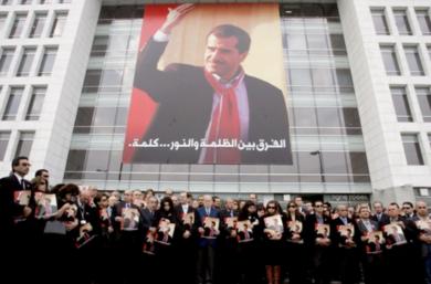 الصحفيون لدى اعتصامهم امس امام دار «النهار» في بيروت احتجاجا اغتيال جبران تويني الصحفيون لدى اعتصامهم امس امام دار «النهار» في بيروت احتجاجا اغتيال جبران تويني
