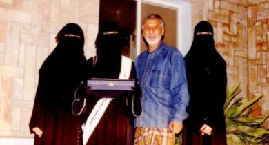الطالبة هبة محمد سالم النهدي مع والديها وأختها
الطالبة هبة محمد سالم النهدي مع والديها وأختها