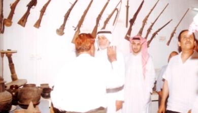 د. النملة وزملاؤه يستمعون الى شرح مفصل في جناح العادات والتقاليد د. النملة وزملاؤه يستمعون الى شرح مفصل في جناح العادات والتقاليد