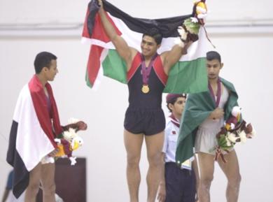 الأول من اليسار النجم الذهبي نشوان الحرازي