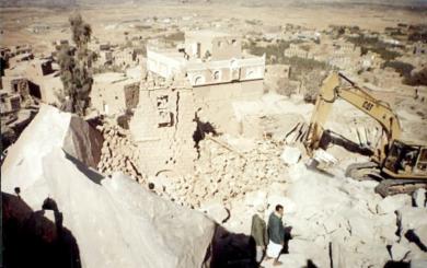 صور توضح عمليات الإنقاذ الجارية التي يشارك فيها أبناء قرية الظفير المنكوبة ببسالة رغم صعوبة المهمة صور توضح عمليات الإنقاذ الجارية التي يشارك فيها أبناء قرية الظفير المنكوبة ببسالة رغم صعوبة المهمة