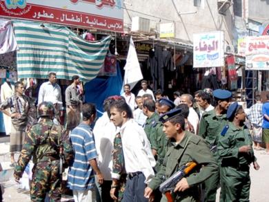 رجال شرطة كريتر ومكافحة الشغب يفرقون تجمهر الباعة المتجولين