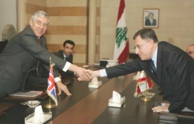 رئيس الحكومة فؤاد السنيورة يسلم على وزير الخارجية البريطاني جاك سترو